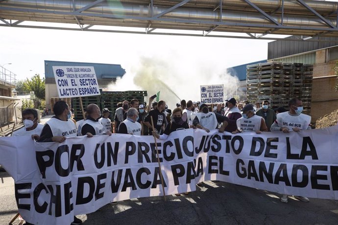 Archivo - Protesta del sector lechero  ante la sede de Puleva para reclamar unos precios justos 