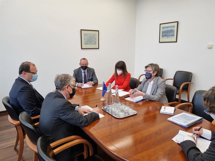 La conselleira do Mar, Rosa Quintana, en una reunión con Joao Aguiar, representante permanente de la Unión en la Organización Mundial del Comercio (OMC).