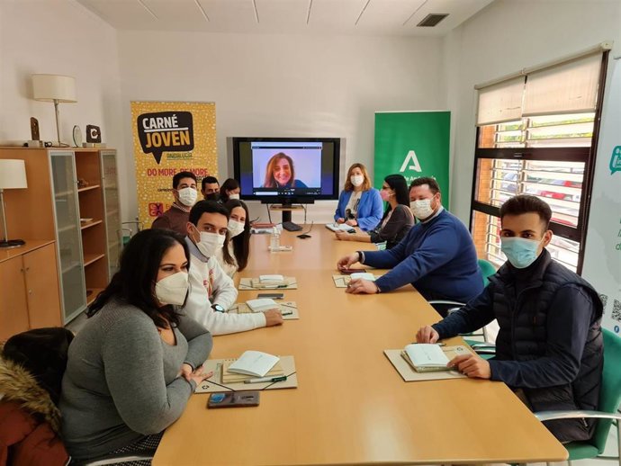La directora del IAJ, Carmen Poyato, en un encuentro por videoconferencia con jóvenes empresarios y estudiantes para presentarles el plan formativo