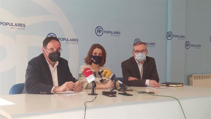 Los presidentes del Partido Popular en las provincias de Cuenca y Teruel, Benjamín Prieto y Joaquín Juste, junto a la alcaldesa de la capital turolense, Emma Buj