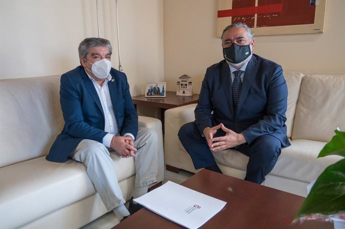 El delegado del Gobierno andaluz en Granada, Pablo García, y el diputado de Recursos Humanos y presidente del Consorcio Provincial de Bomberos de Granada, José García Giralte.