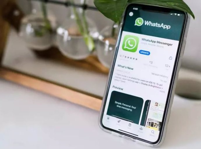 Aplicación de WhatsApp en un móvil