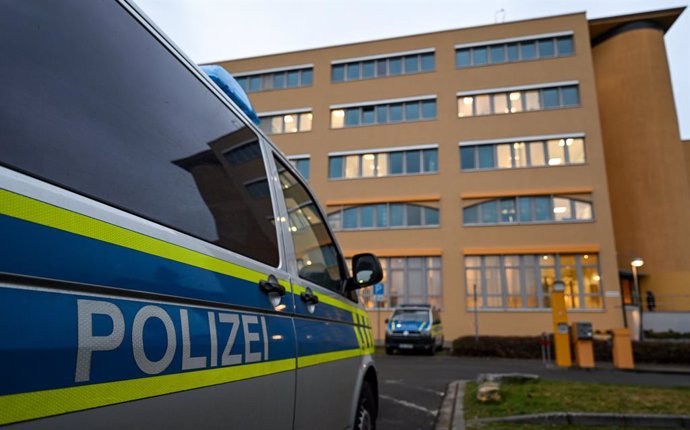 25 January 2022, Saxony-Anhalt, Halle (Saale): A police vehicle stands in front of the Justice Center in Halle/Saale. An alleged IS returnee is facing trial in front of the State Protection Senate of the Naumburg Higher Regional Court on charges of memb