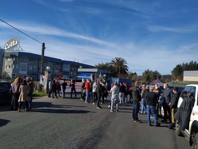 Los trabajadores de Leche Celta ante la entrada a la empresa en Pontedeume (A Coruña).