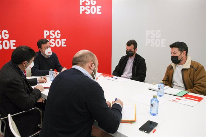 El secretario xeral del PSdeG,Valentín González Formoso, y otros dirigentes del partido se reúnen con miembros del comité de Alu Ibérica