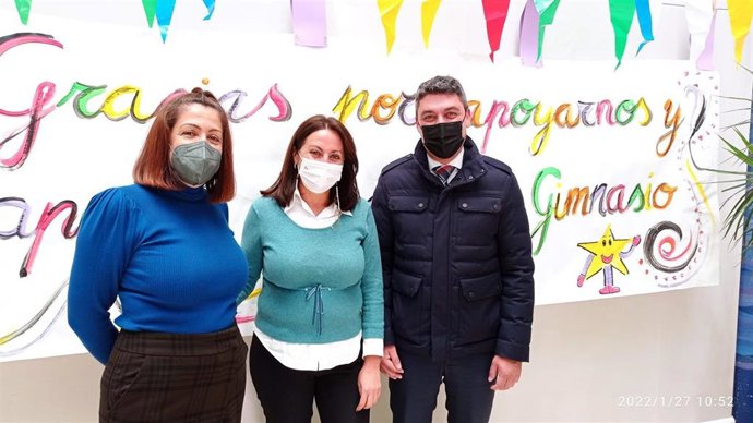 El portavoz de Cs en el Ayuntamiento de Isla Cristina, Andrés Aguilera, con la delegada territorial de Educación, Estela Villalba, y la directora del CEIP Sebastián Urbano Vázquez, en una visita al nuevo gimnasio del centro educativo.