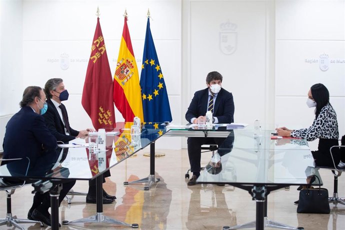 Presidente de la Comunidad, Fernando López Miras, y la consejera de Empresa, Valle Miguélez, en la reunión mantenida con el director del Instituto de la Empresa Familiar, José Luis Blanco, y el presidente de Amefmur, José María Tortosa.