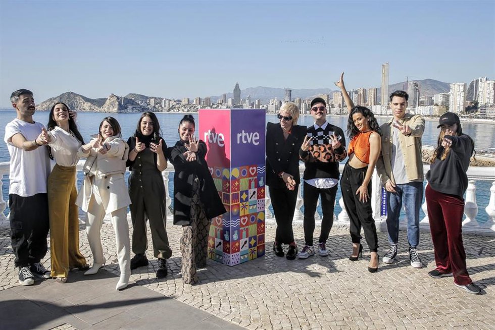 (I-D) Rayden, Blanca Paloma, Tanxugueiras, Varry Brava, Chanel, Xeinn y Rigoberta Bandini, posan en una rueda de prensa tras la celebración de la segunda semifinal del Benidorm Fest 2022, en el Mirador del Castillo, a 27 de enero de 2022, en Benidorm, A