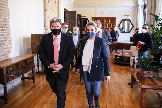 El ministro de Seguridad Social, José Luis Escrivá, junto a la alcaldesa de Toledo, Milagros Tolón.