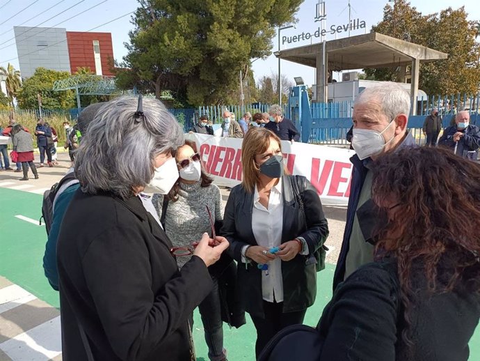 Miembros de Adelante Andalucía, en la protesta contra la llegada de residuos tóxicos a Nerva.