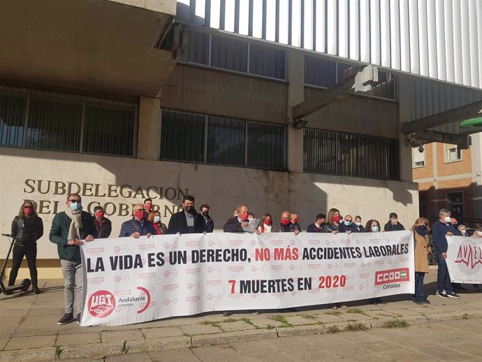 Archivo - Una concentración de UGT y CCOO contra la siniestralidad laboral ante la Subdelegación del Gobierno en Córdoba