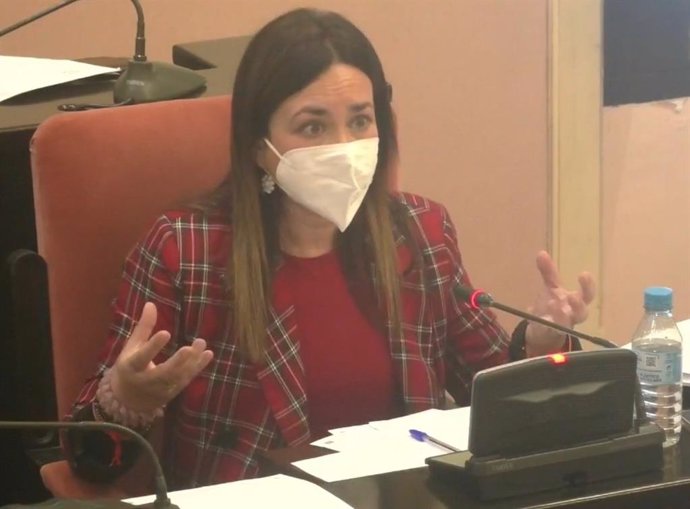 La portavoz del grupo municipal de Cs en el Ayuntamiento de Utrera, Isabel González, durante el Pleno de enero.