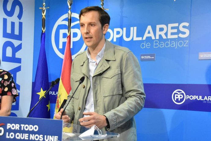 Archivo - El coordinador del PP en la ciudad de Badajoz, Antonio Cavacasillas, en rueda de prensa