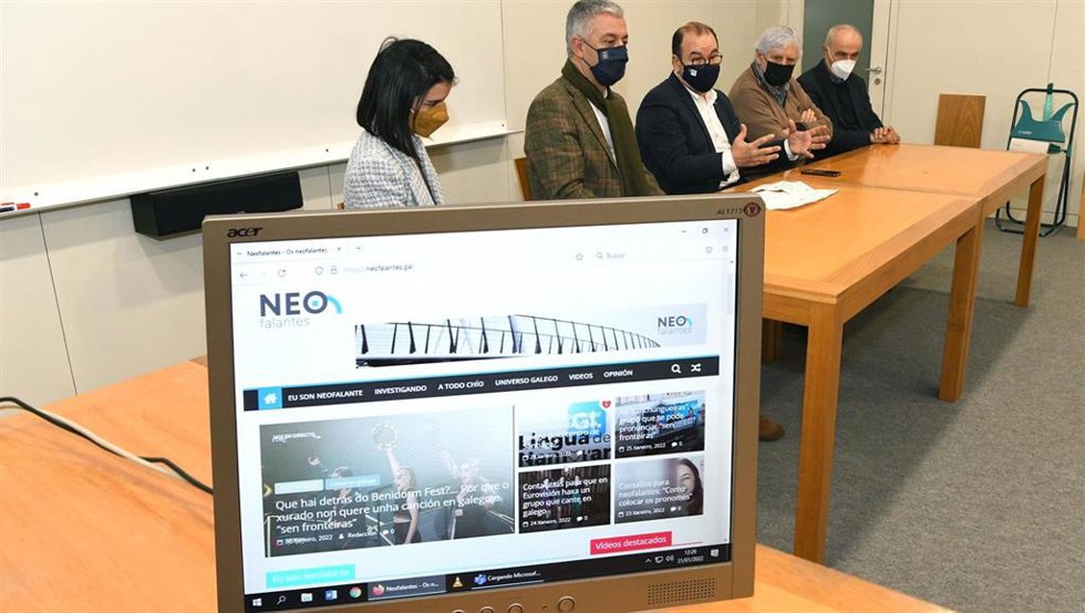 El rector de la USC, Antonio López, el secretario xeral de Política Lingüística de la Xunta, Valentín García, y el decano y vicedecana de la Facultad de Ciencias de la Comunicación, Xosé Ramón Pousa y Alba Silva, en la presentación de www.Neofalantes.Gal