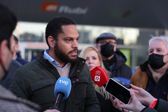 El líder de Vox en Catalunya, Ignacio Garriga, en declaraciones a los periodistas tras una visita a Rubí (Barcelona) el 31 de enero de 2022.