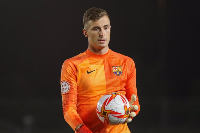 Archivo - Inaki Pena of FC Barcelona B looks on during Primera RFEF Group 2 football match played between Real Madrid Castilla and FC Barcelona B at Alfredo di Stefano stadium on October 16th, 2021 in Madrid, Spain.