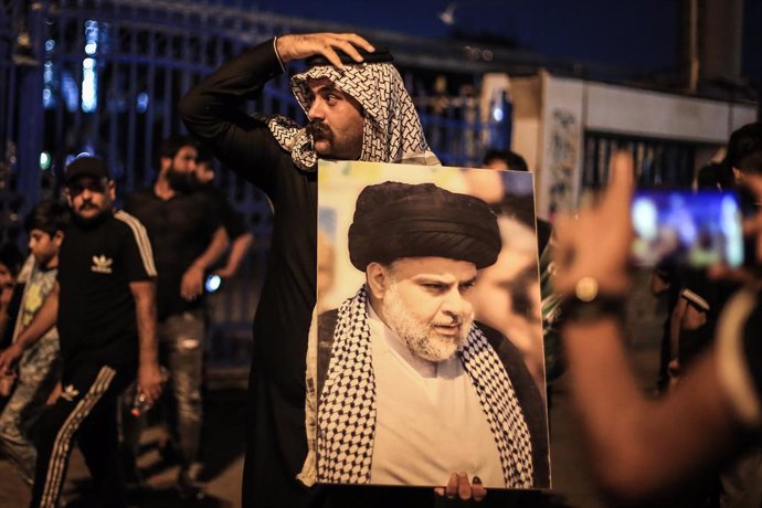 Archivo - 11 October 2021, Iraq, Baghdad: A supporter of Iraqi Shiite cleric Moqtada al-Sadr celebrates at Tahrir square following the announcement of parliamentary elections' results. Initial results released by the electoral commission showed al-Sadr'