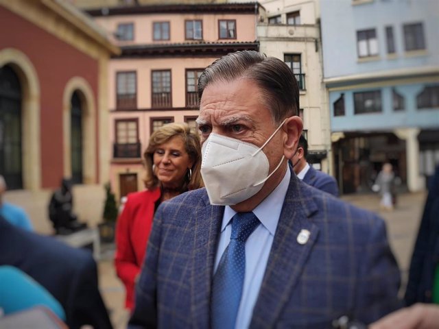 Archivo - El alcalde de Oviedo, Alfredo Canteli, atiende a los medios.