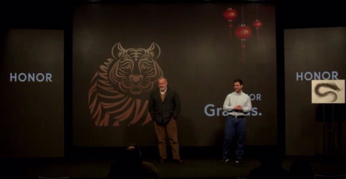 Evento de Honor sobre los planes para el mercado español. Izq: Ramiro Larragán, Honor Spain Marketing Director; derch: Jesús Domíngues ,Honor Technical Product Manager
