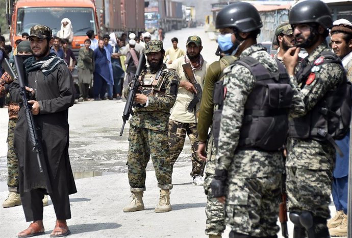 Militares afganos y paquistaníes en la Línea Durand, en la frontera entre Afganistán y Pakistán