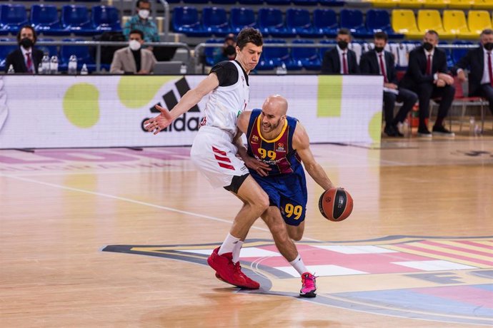 Archivo - Nick Calathes of Fc Barcelona in action against Vladimir Lucic of FC Bayern Munich during the Turkish Airlines EuroLeague match between FC Barcelona and FC Bayern Munich at Palau Blaugrana on April 09, 2021 in Barcelona, Spain.