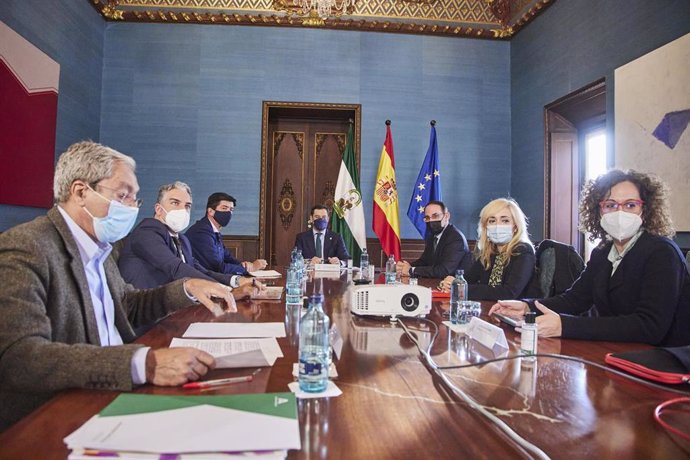 El presidente de la Junta, Juanma Moreno, preside la reunión con los agentes sociales, celebrada este lunes en el Palacio del San Telmo.