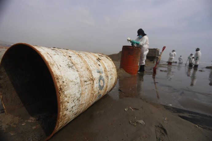 Barril de repsol en las costas de Perú
