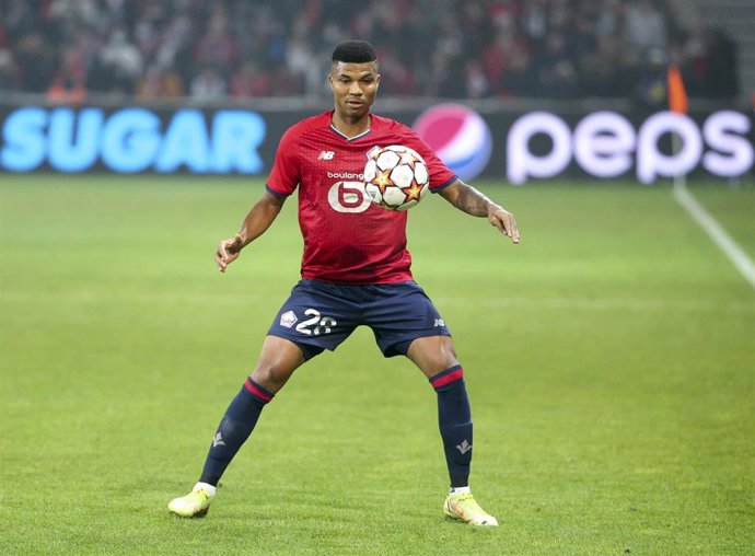 Archivo - Reinildo Mandava con el Lille