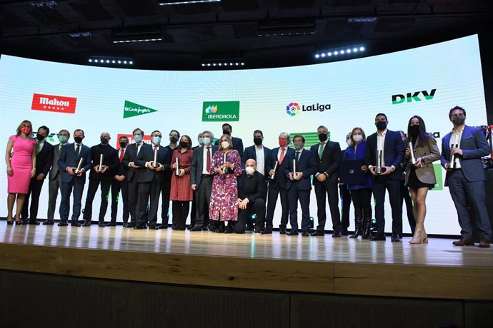 Foto de familia de los premiados en la celebración de la VI Gala de la Asociación de la Prensa Deportiva de Madrid (APDM)