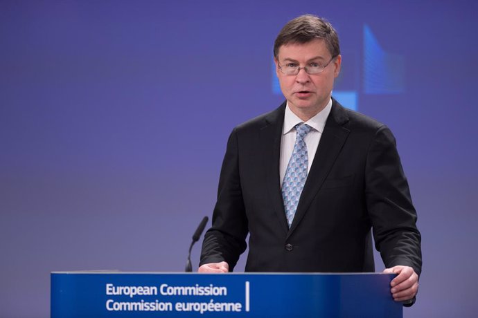 Archivo - 09 December 2021, Belgium, Brussels: European Commissioner for Trade Valdis Dombrovskis speaks during a press conference at the EUheadquarters on improving the working conditions in platform work and on the Action Plan for the Social Economy.