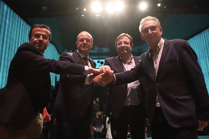 El presidente de la Junta, Guillermo Fernández Vara, el expresidente José Antonio Monago, y los alcaldes de Don Benito, José Luis Quintana, y Villanueva de la Serena, Miguel Angel Gallardo, participan en la presentación del proyecto de fusión