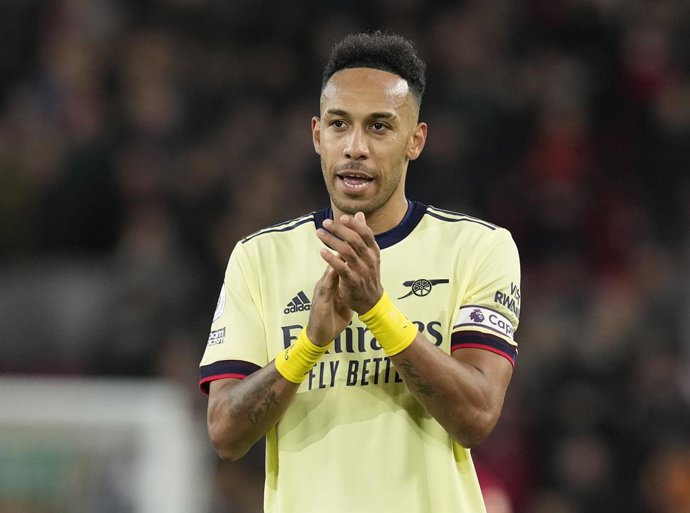 Archivo - FILED - 20 November 2021, United Kingdom, Liverpool: Arsenal's Pierre-Emerick Aubameyang applauds the fans during the English Premier League soccer match between Liverpool FC and Arsenal FC at Anfield Stadium. Arsenal have stripped Pierre-Emer