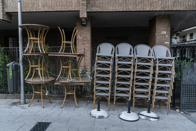 Una terraza recogida en la calle de Gaztambide, el mismo día en que ha entrado en vigor la modificada ordenanza de Terrazas de Madrid, en la calle de Ponzano