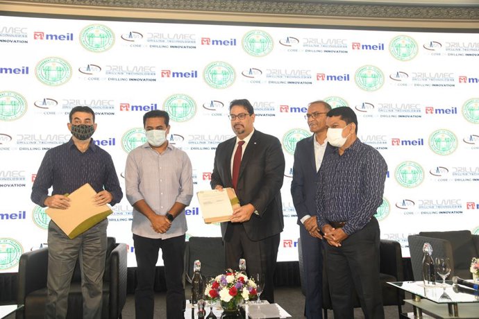 Mr. Simone Trevisani, CEO, Drillmec SpA and Mr Jayesh Ranjan, IAS, Principal Secretary to TS Govt, exchanging the signed MoU