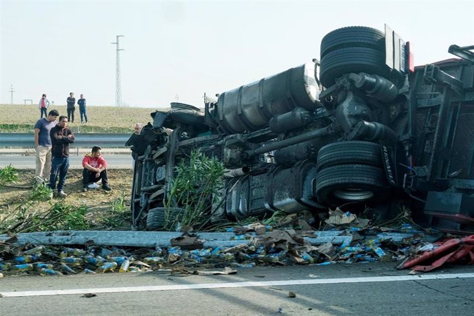 Estado del camión volcado en la autovía A-4 