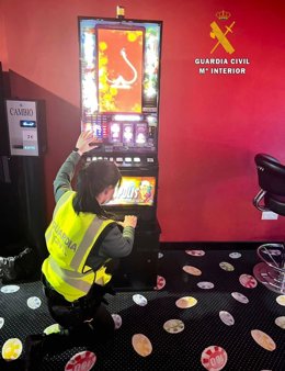 Detenidos dos hombres en Trujillo por manipular máquinas de juego para obtener monedas de manera fraudulenta