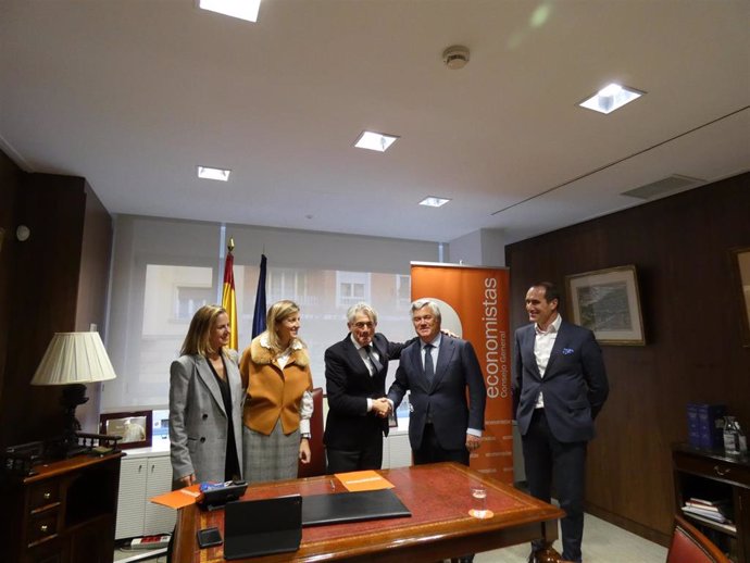 Los presidentes del Consejo General de Economistas, Valentín Pich (izda.), y de EFPA España, Santiago Satrústegui (dcha.), se dan la mano tras la firma del acuerdo de colaboración.