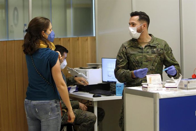 Un militar de las Fuerzas Armadas tras vacunar a una mujer después de incorporarse a los equipos de vacunación del IB-Salud de Baleares, 