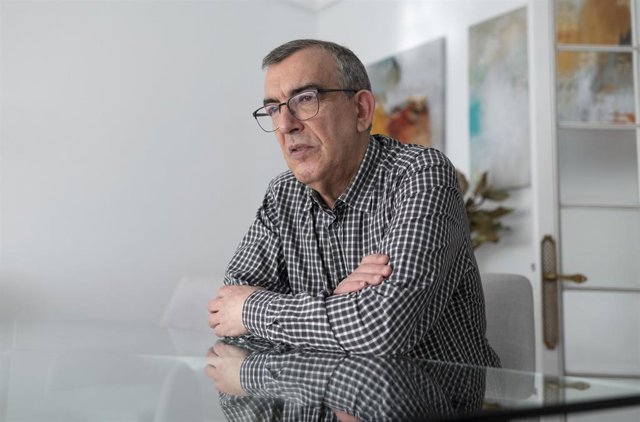 Ángel Víctor Castillo en el despacho de abogados Vegas Legal durante una entrevista para Europa Press, en Madrid, a 28 de enero de 2022, en Madrid (España). Ángel Víctor Castillo va a denunciar a la empresa en la que llevaba prestando servicio durante 30 