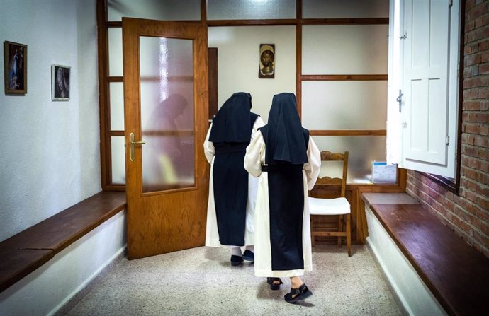 Archivo - Dos monjas en un convento.