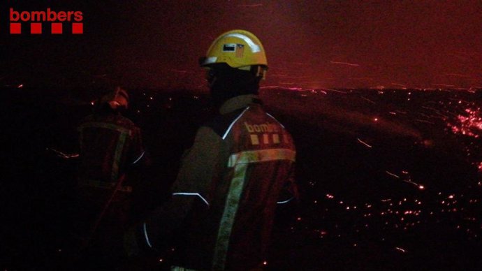 Un bombero en el incendio en Peralada (Girona).