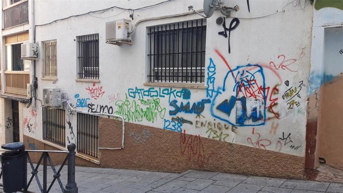 Cáceres lleva a cabo una nueva campaña de limpieza de grafitis en una veintena de calles del centro de la ciudad