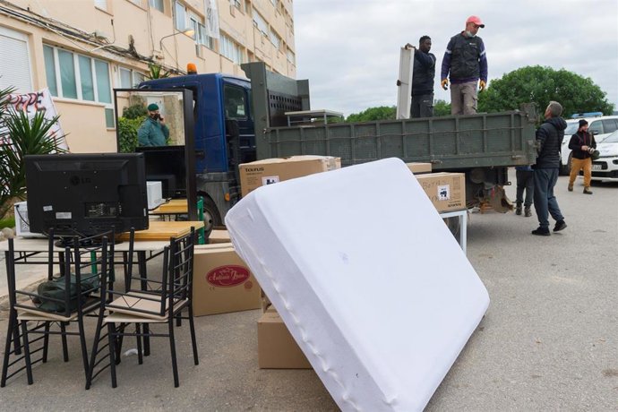 Archivo - Varios vecinos sacan sus enseres a la calle durante el desalojo forzoso de las familias que viven en los apartamentos Don Pepe, a 17 de diciembre de 2021, en Es Codolar, Sant Josep de sa Talaia, Ibiza