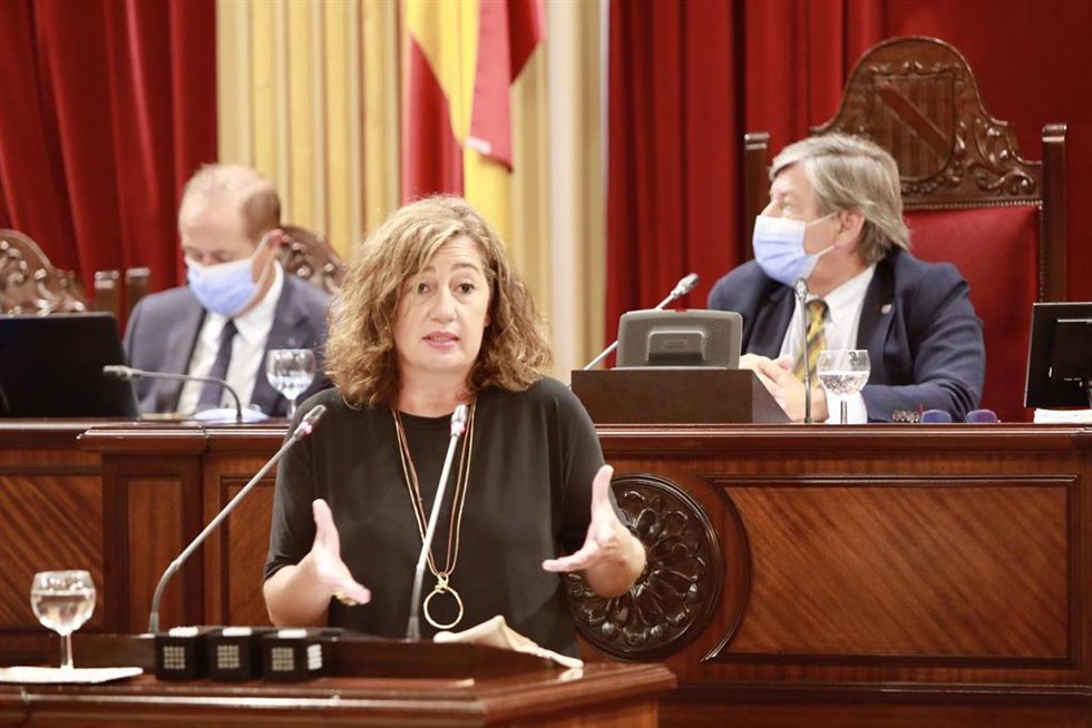 Archivo - La presidenta del Govern, Francina Armengol, durante una intervención en el Parlament.