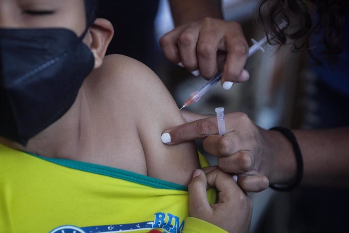 26 January 2022, Venezuela, Caracas: A student is administered a dose of Sinopharm's Coronavirus vaccine at a private school. Photo: Boris Vergara/dpa