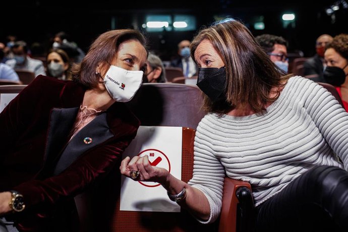 La ministra de Industria, Comercio y Turismo, Reyes Maroto (i) conversa con la presidenta del Govern, Francina Armengol, en la presentación del acto 'Baleares es futuro: el nuevo turismo que liderará la postpandemia', en Madrid.