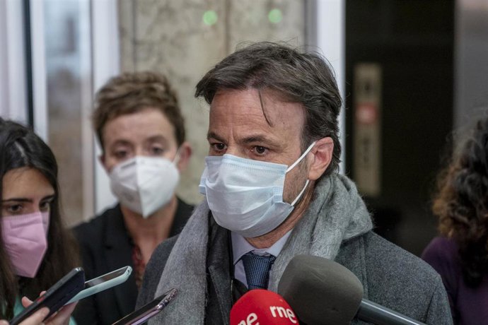 El presidente del grupo parlamentario de Unidas Podemos en el Congreso, Jaume Asens, ofrece declaraciones a los medios, tras registrar en el Congreso una comisión de investigación sobre las agresiones sexuales en la infancia y la adolescencia por parte 
