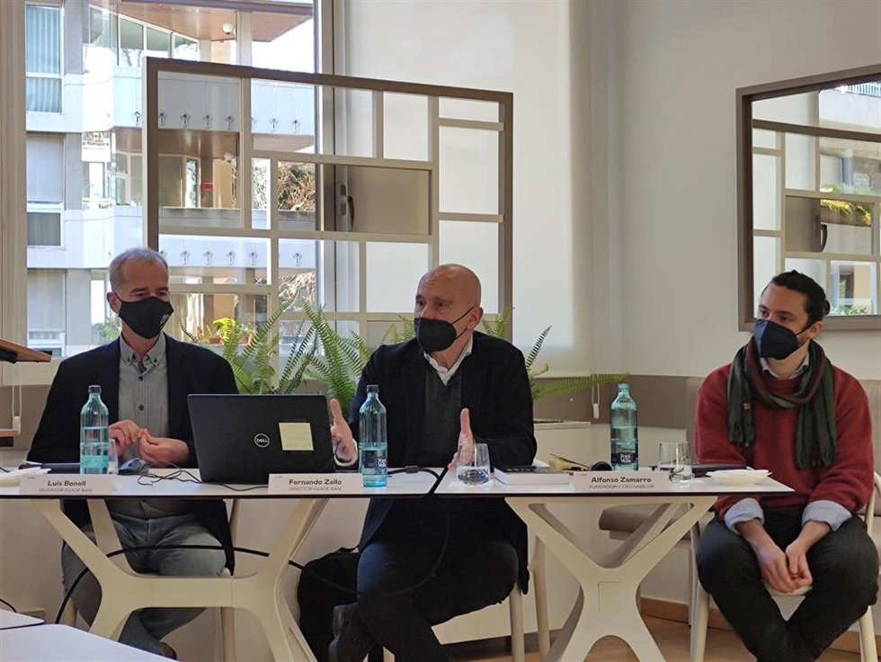 De izquierda a derecha, el inversor de Esade Ban Luís Bonell, el director de Esade Ban, Fernando Zallo, y el fundador y ceo de Unblur, Alfonso Zamarro, en rueda de prensa