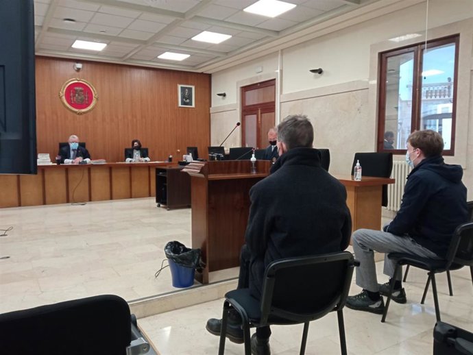 Solo uno de los jóvenes acusados ha participado presencialmente en el juicio.