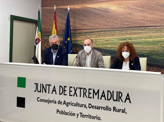 El secretario general de Población y Desarrollo Rural, Manuel Mejías, presenta los datos del programa LEADER